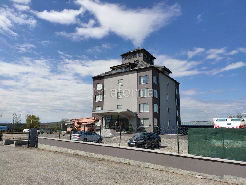 Na prenájom kancelárie pri hlavnej ceste