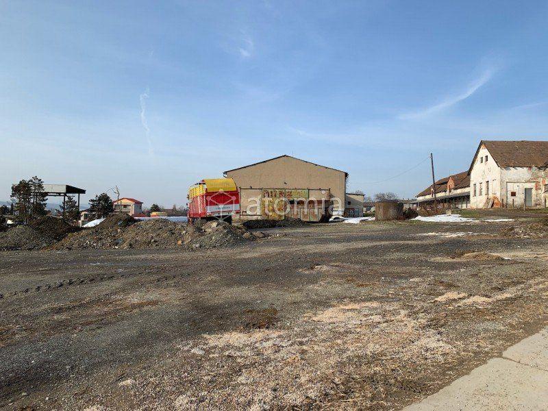 Na predaj hala s veľkým pozemkom