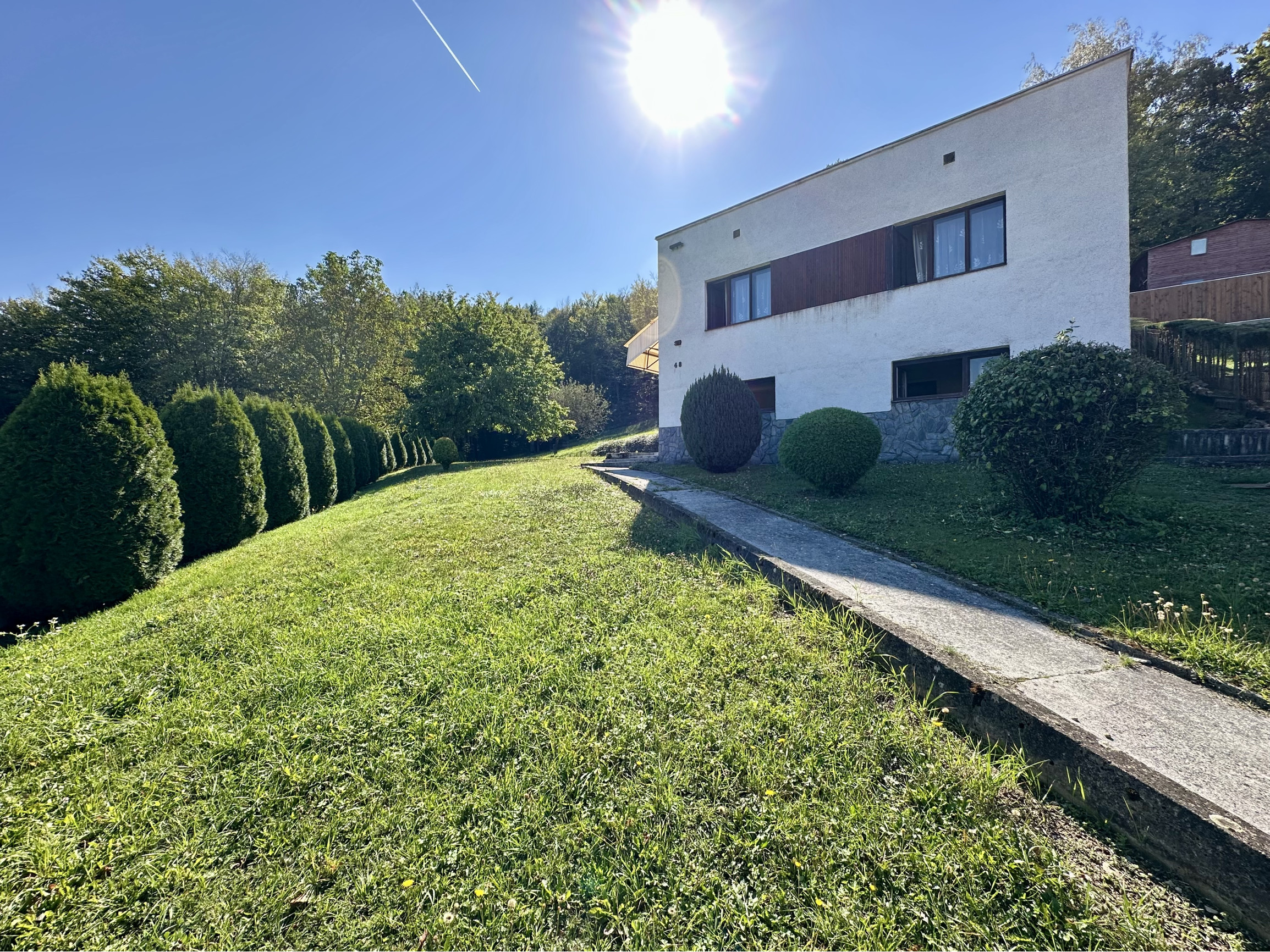 Rezervované! Bukovec, krásny pozemok s domom