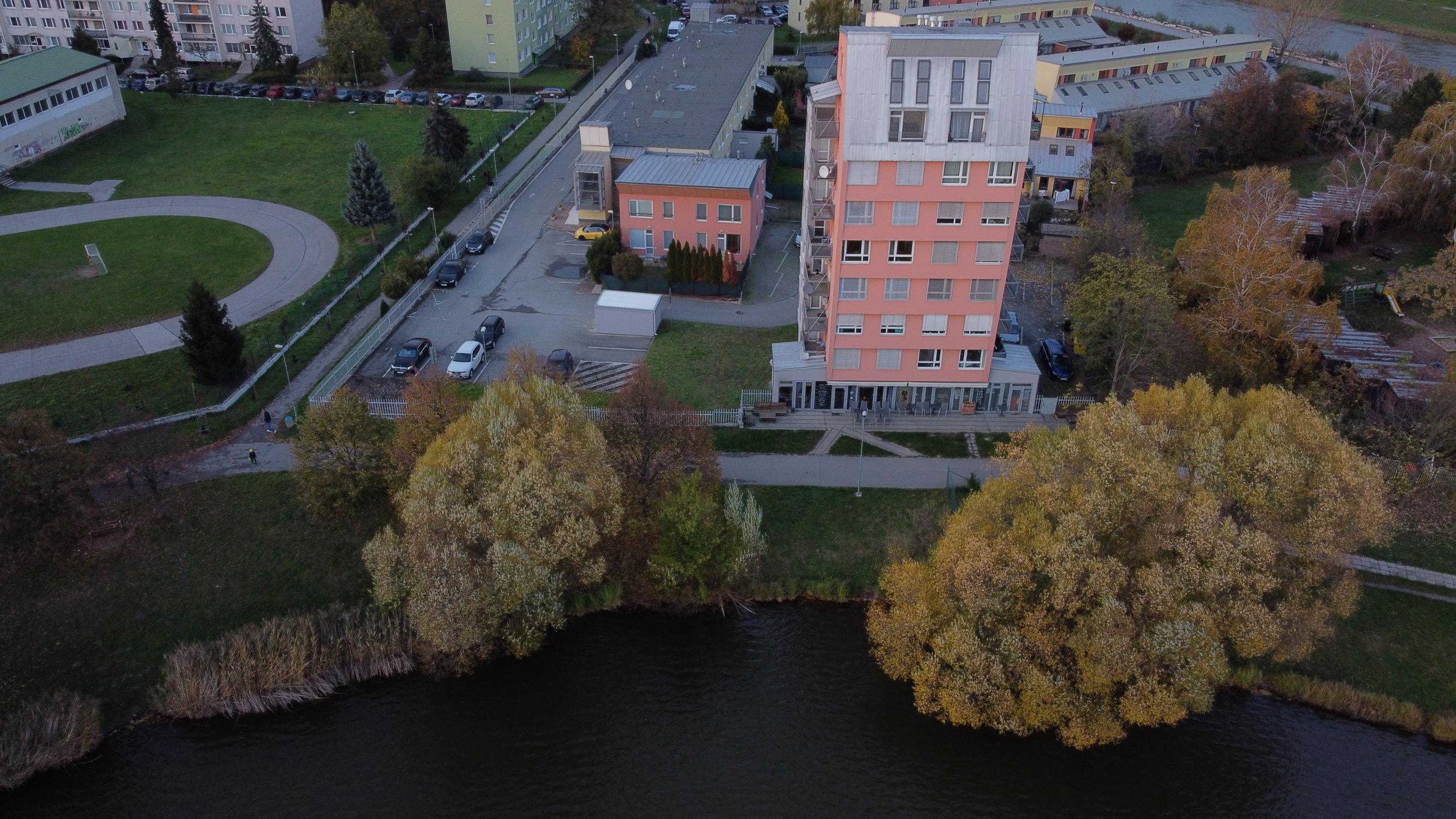 Nebytový priestor + 5,7á pozemok na sídlisku Nad Jazerom