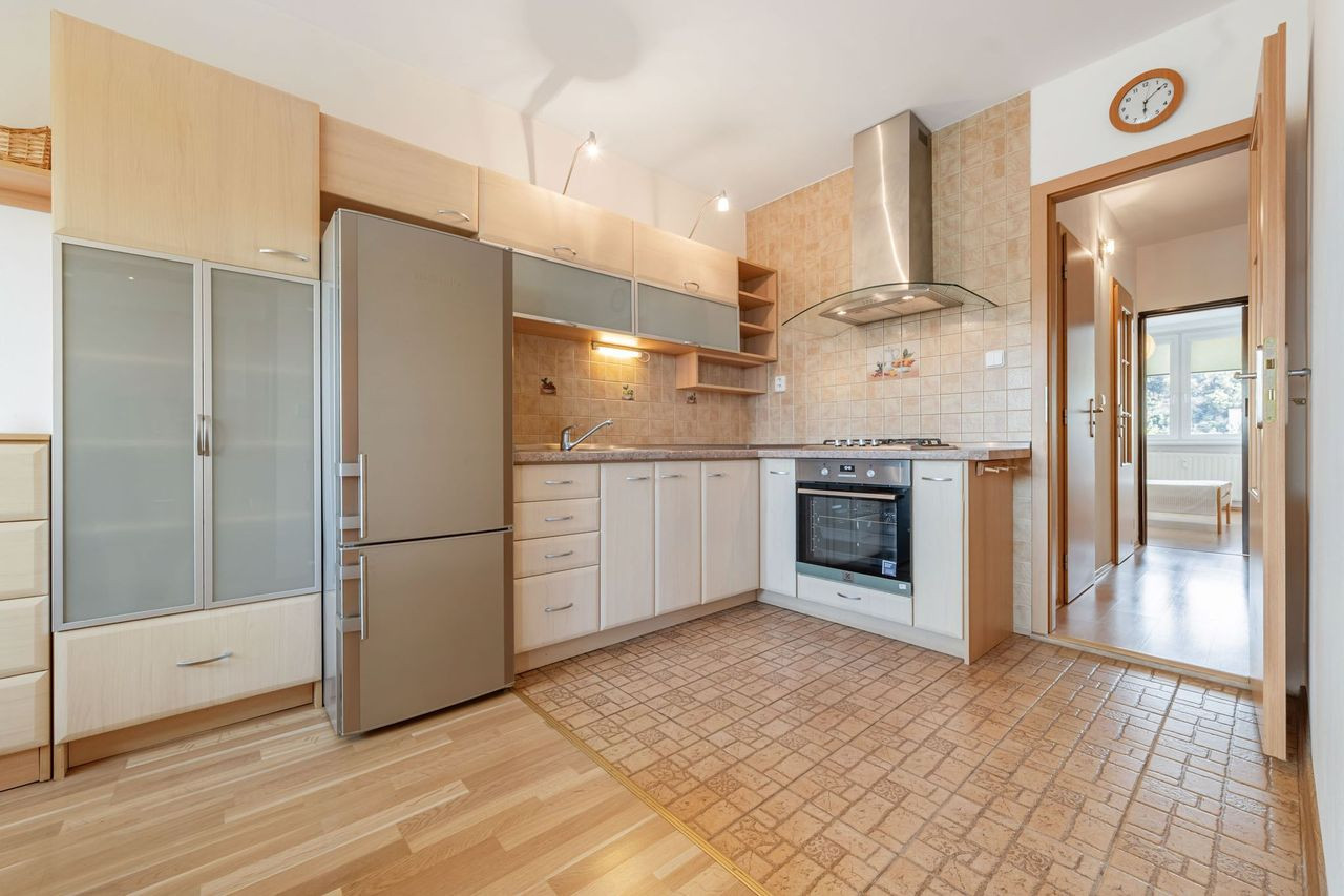 Prenájom 3 izbový pražský typ bytu zariadený Sputnikova