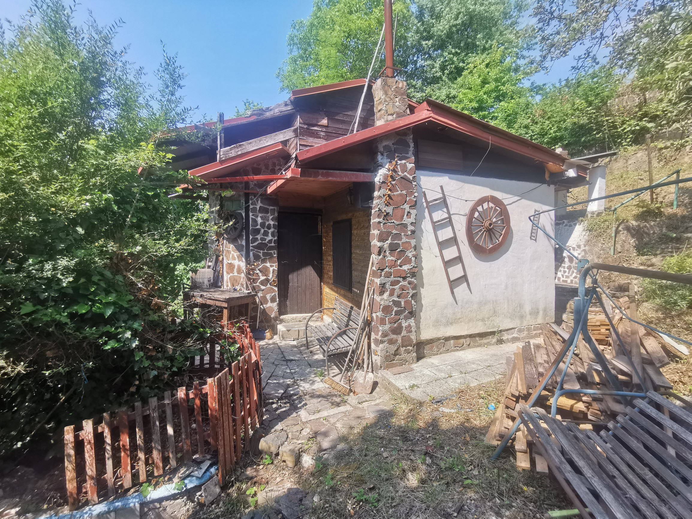 Svinica- Viničný vrch, chata so záhradou na predaj